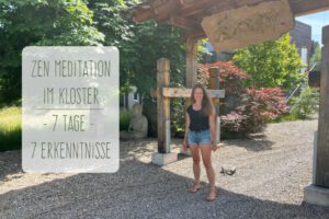 Monatsrückblick Juni 2022: Eine Frau steht im Eingangstor des Zen Kloster Buchenberg
