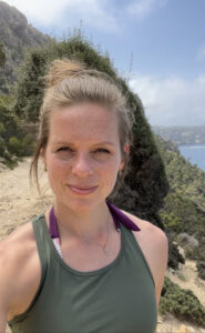 Jahresrückblick 2022 - eine Frau steht auf einem Berg, im Hintergrund ist das Meer vor Mallorca zu sehen