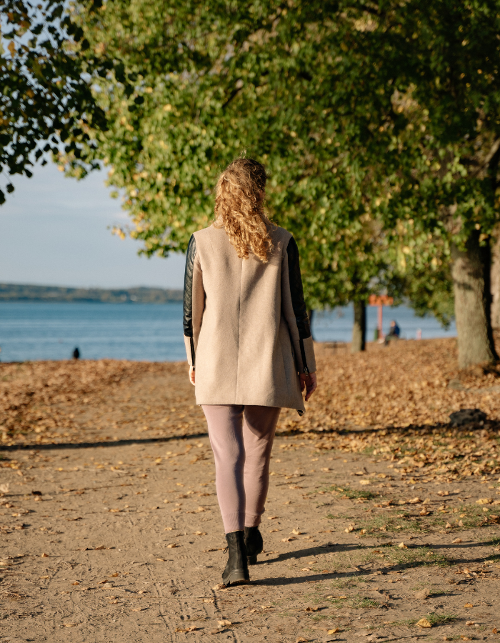Bewusste, ruhige Bewegung zur Nervensystemregulation - Frau geht spazieren