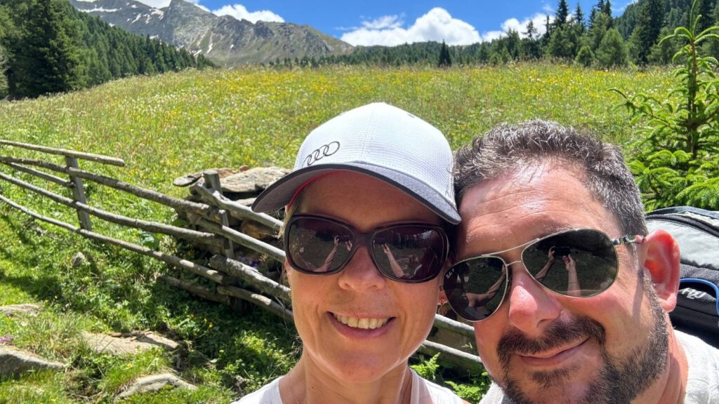 Paar in den Bergen in der Natur – Symbol für Verbundenheit, Kraftquellen und persönliche Ressourcen