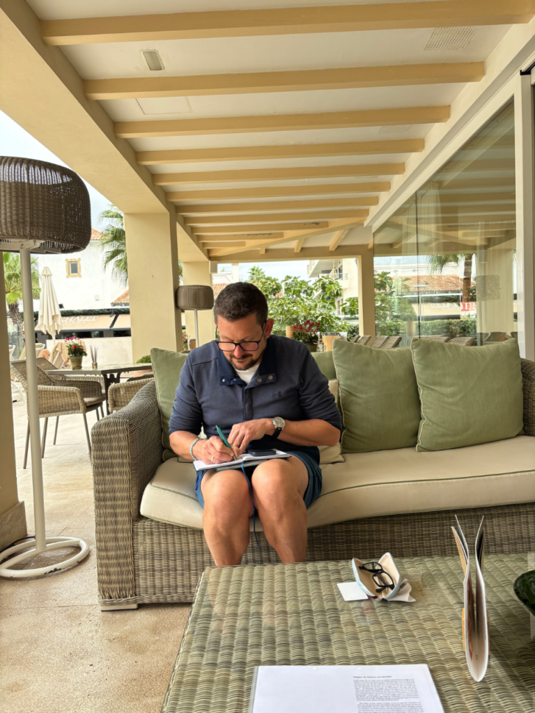 Journaling am Morgen mit meinem Mann auf einer gemütlichen Couch, während der Sturm langsam abzieht.