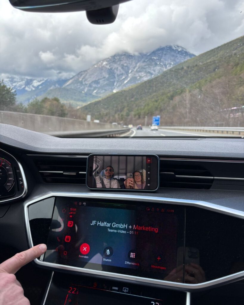 Videocall im Auto während einer Fahrt durch die Berge