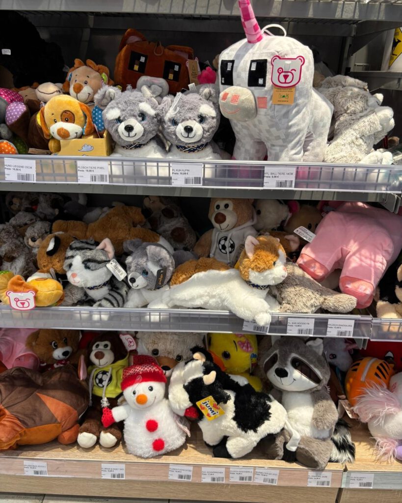 Regal mit Kuscheltieren in einer Tankstelle