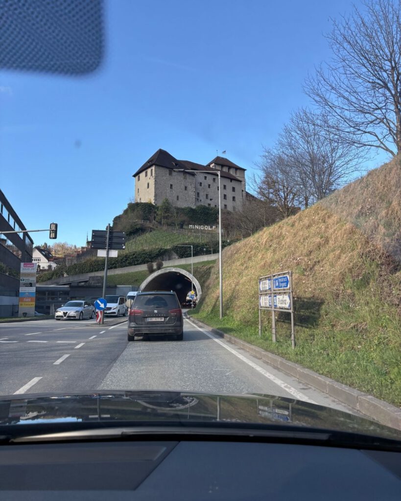 Burg über einem Tunnel in Feldkirch mit Weinbergen