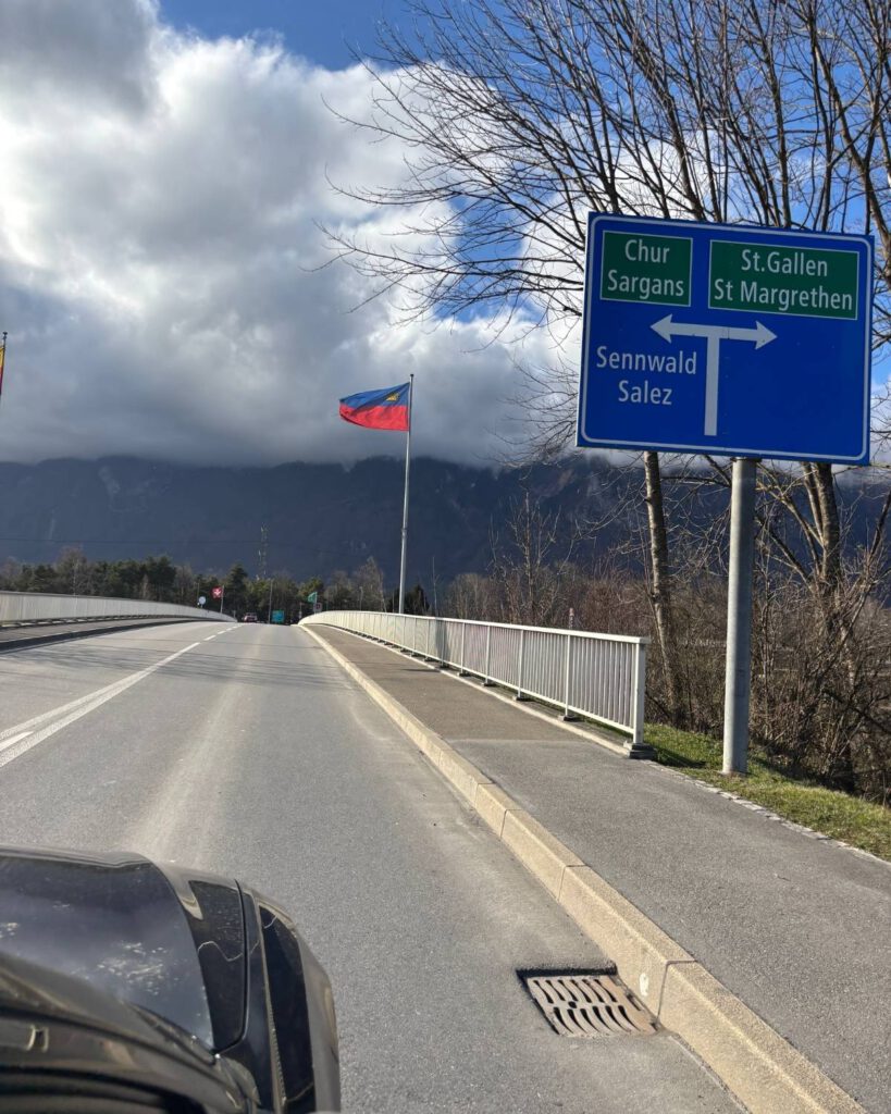 Straßenschild Richtung St. Gallen, Chur und Sargans an der Grenze zur Schweiz