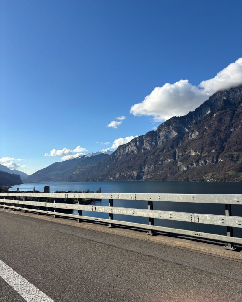 Walensee mit Bergkulisse entlang der Autobahn in der Schweiz
