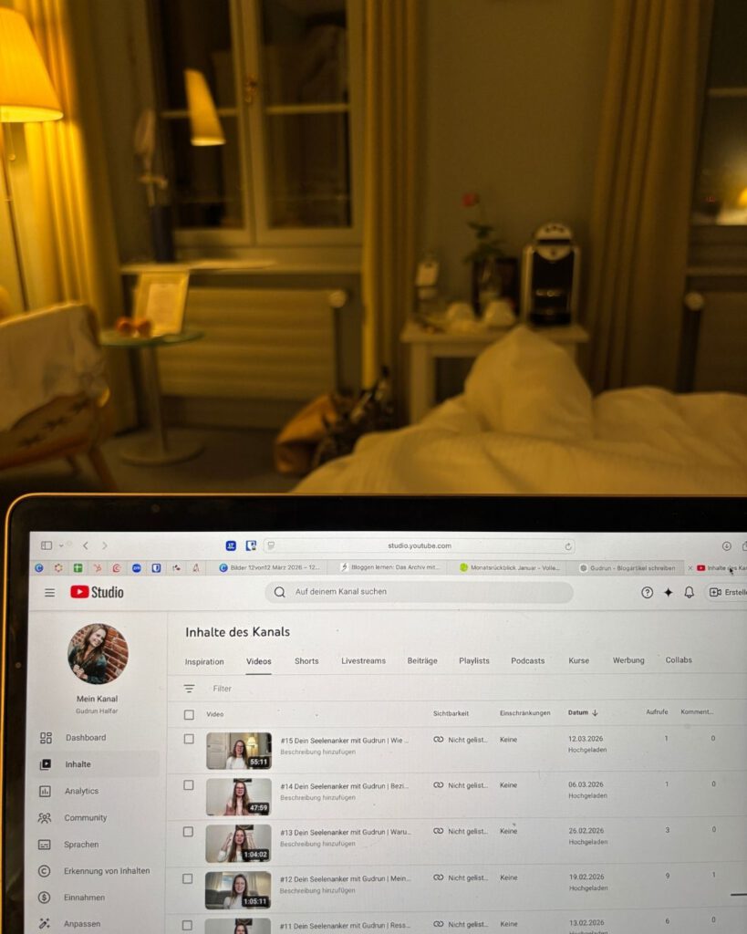 Laptop im Hotelzimmer mit YouTube-Upload einer Seelenanker-Aufzeichnung