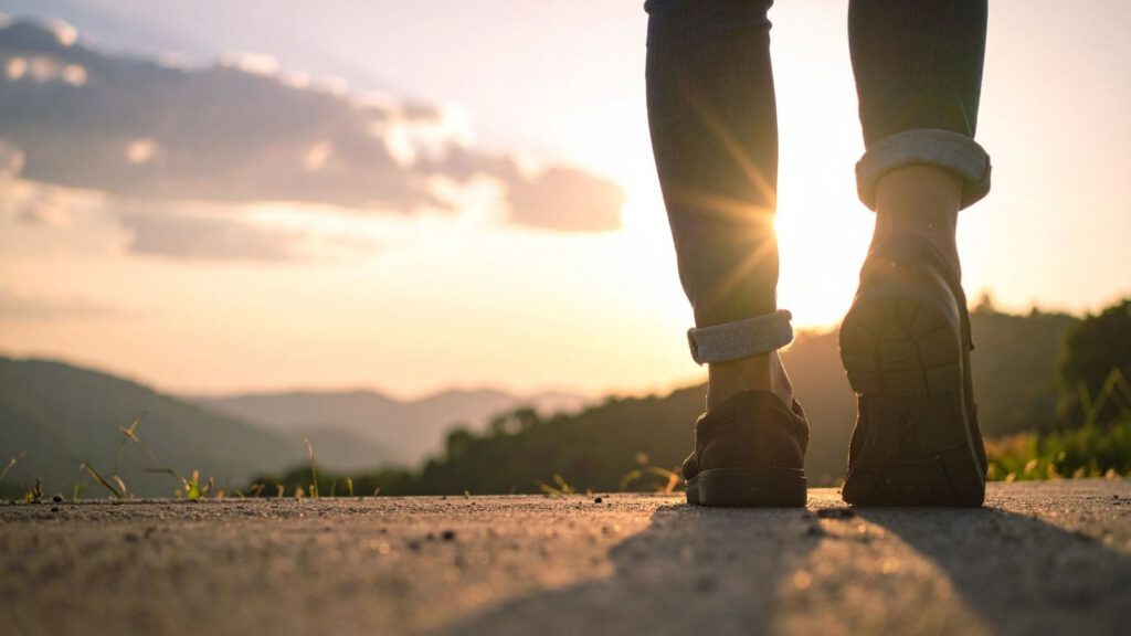 Füße gehen in Richtung Sonnenlicht – symbolischer Weg zu mehr Leichtigkeit und Integration im Alltag