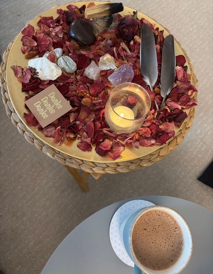 Kakao, Kerzen und Naturmaterialien auf einem kleinen Ritualplatz – achtsame Routine zur Erdung im Alltag