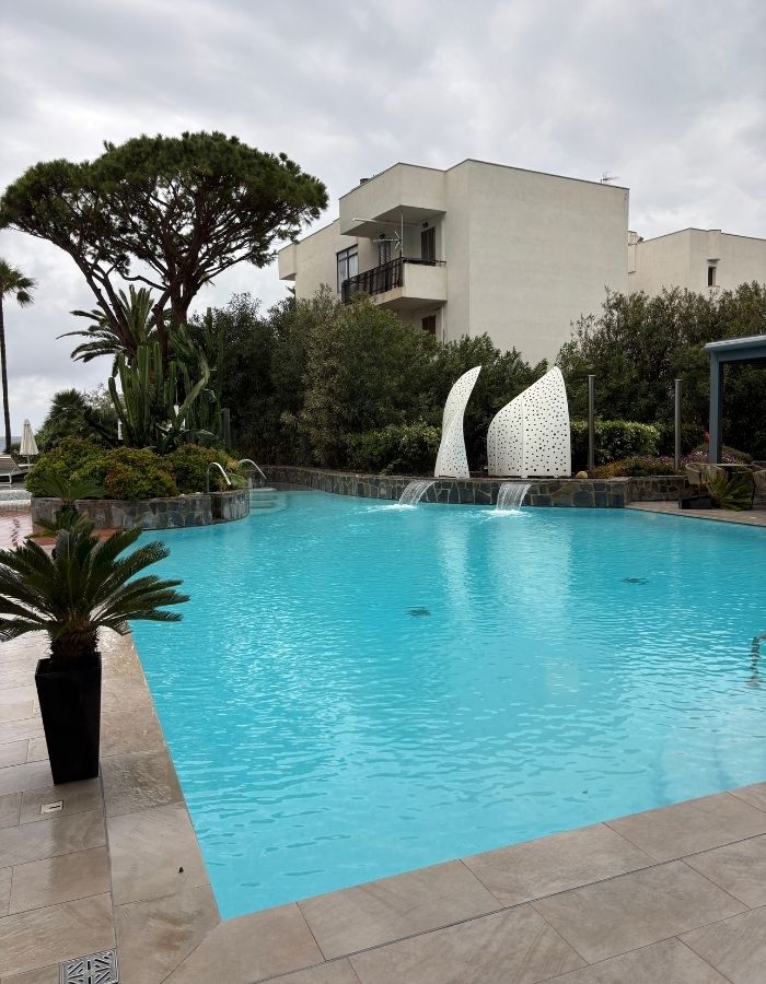 Leerer Hotelpool bei bewölktem und windigem Wetter auf Mallorca