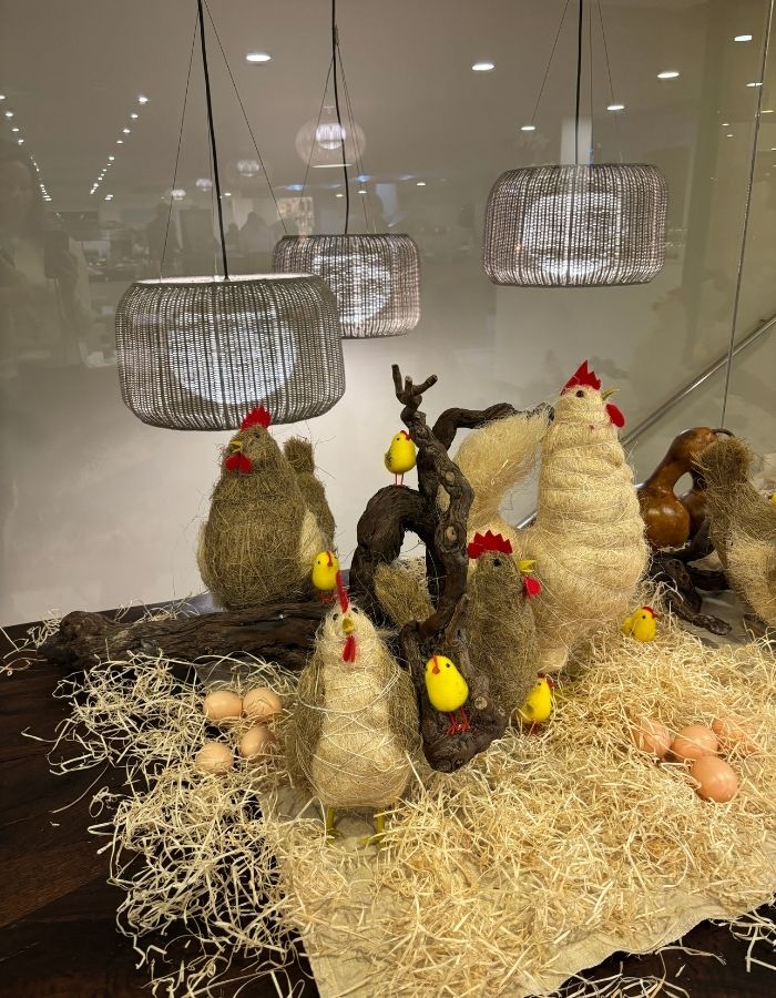 Osterdekoration mit Hühnern und Eiern im Restaurant unseres Hotels