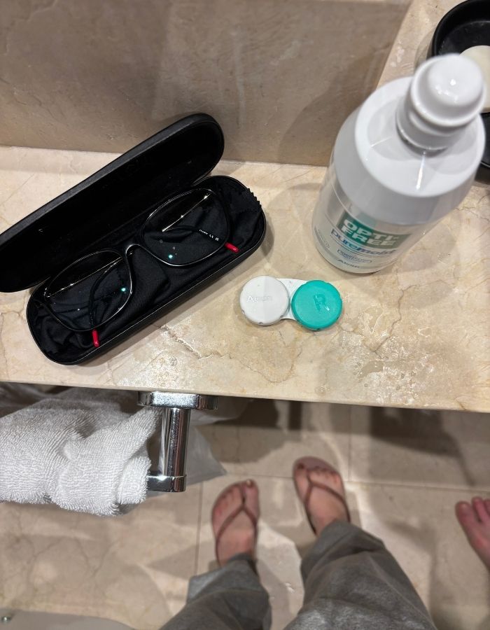 Kontaktlinsenbehälter im Badezimmer als Detail aus dem Alltag