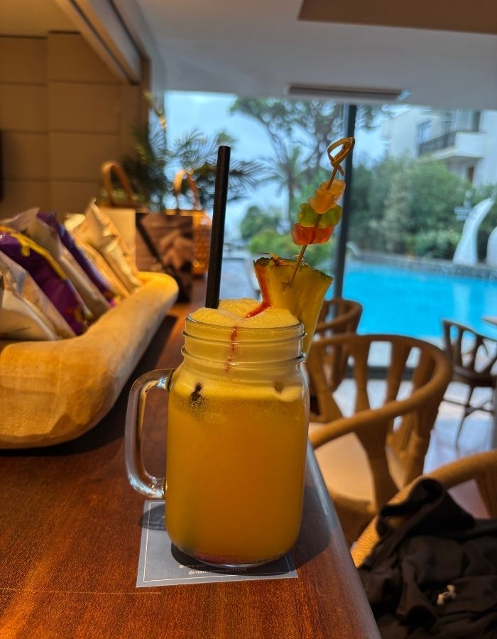 Alkoholfreier Cocktail mit Ananas und Kokos an der Hotelbar
