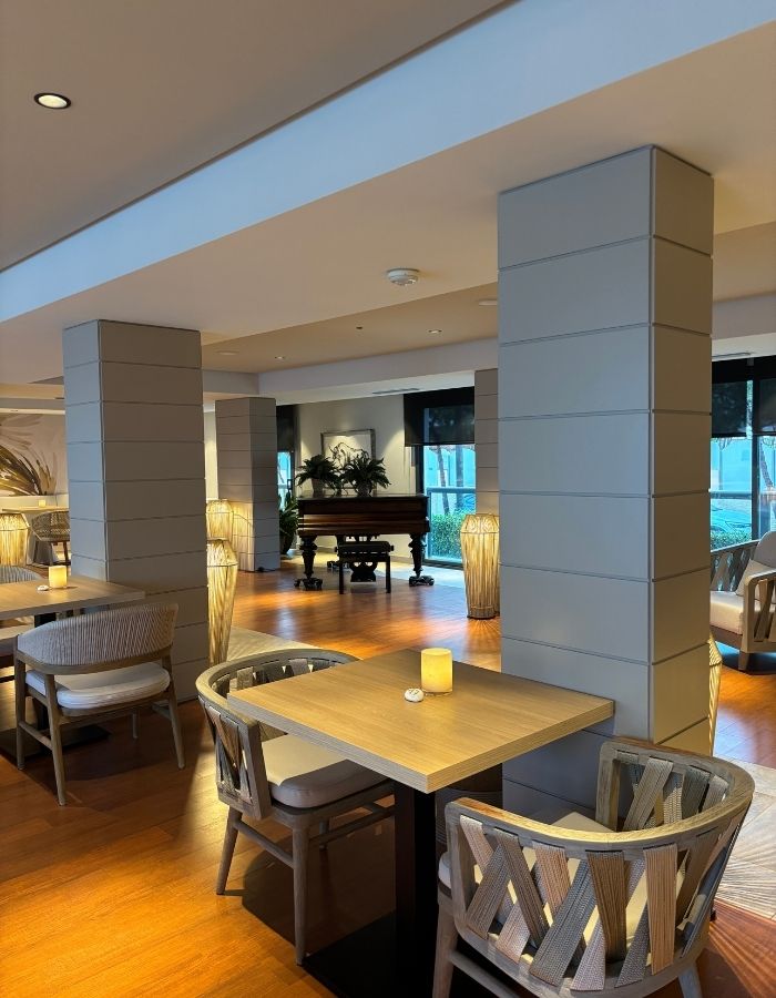 Frühstücksraum mit Tischen, Stühlen und Klavier in einem Hotel auf Mallorca